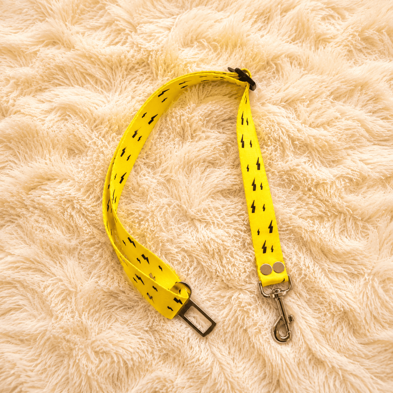 cinturon de seguridad de auto para perro amarillo